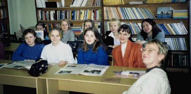 Sendelektor i finsk på universitetet i Petroskoi, Eira Söderholm (Tromsø universitet) og en av hennes finskgrupper